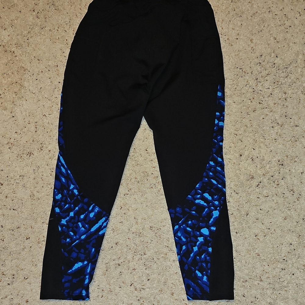 🖤💙Pop Fit Black Leggings With Blue Designs - Picture 5 of 6